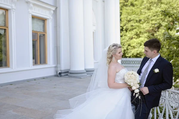 Bellissimo matrimonio coppia abbracci — Foto Stock