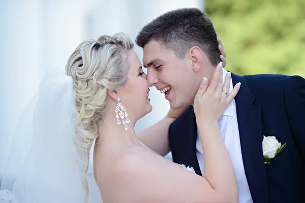 Schöne Braut und Bräutigam umarmen sich im Park — Stockfoto