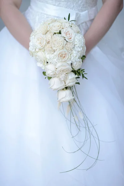 Noiva segurando buquê de casamento — Fotografia de Stock