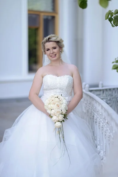 Linda noiva loira em vestido de noiva — Fotografia de Stock