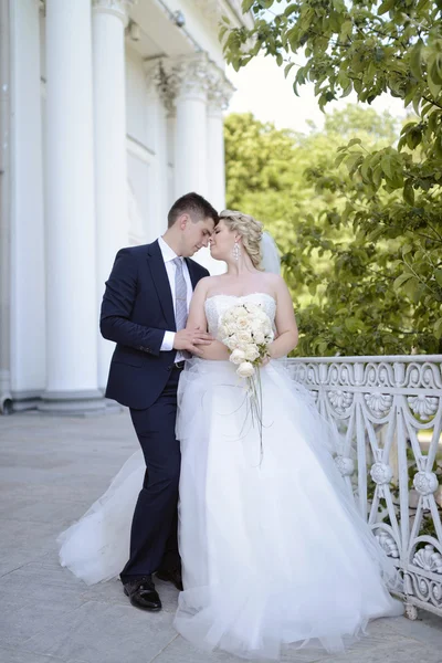 Bonito casamento casal abraçando — Fotografia de Stock