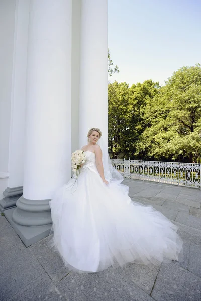 Linda noiva loira em vestido de noiva — Fotografia de Stock