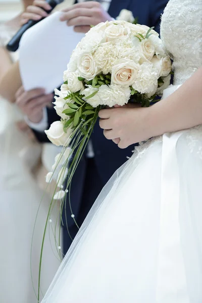 Жених и невеста, регистрирующие брак — стоковое фото