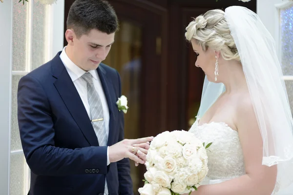 Casamento casal na cerimônia de casamento — Fotografia de Stock