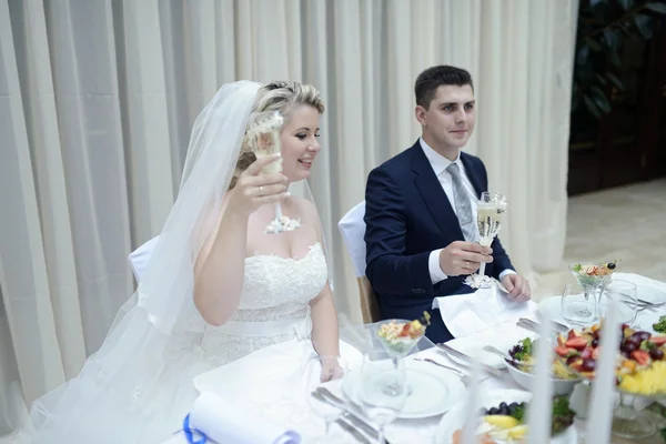 Bella coppia di nozze nel ristorante — Foto Stock