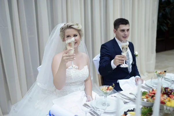 Bella coppia di nozze nel ristorante — Foto Stock