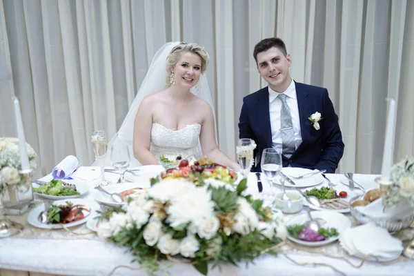 Mooie bruidspaar in restaurant — Stockfoto