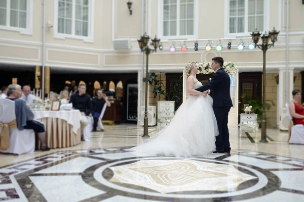 Casal de casamento dançando no restaurante — Fotografia de Stock