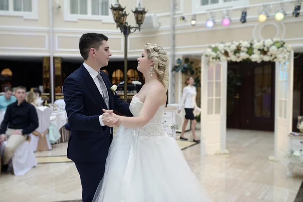 Casal de casamento dançando no restaurante — Fotografia de Stock