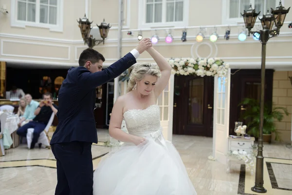 Casal de casamento dançando no restaurante — Fotografia de Stock