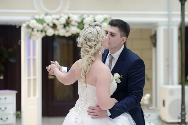 Casal de casamento dançando no restaurante — Fotografia de Stock