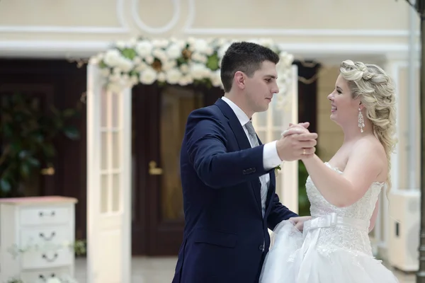 Matrimonio coppia ballare nel ristorante — Foto Stock