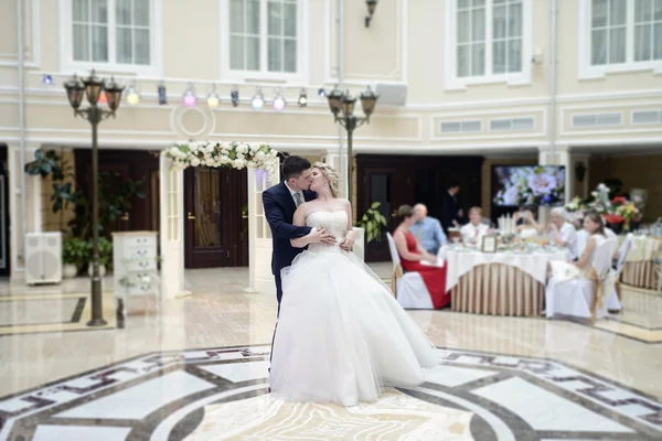 Casal de casamento dançando no restaurante — Fotografia de Stock