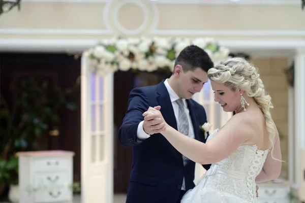 Casal de casamento dançando no restaurante — Fotografia de Stock