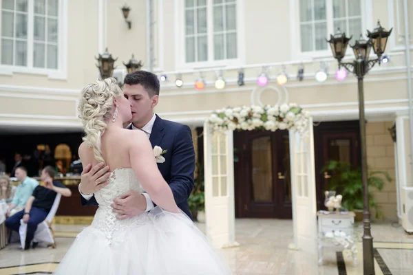 Casal de casamento dançando no restaurante — Fotografia de Stock