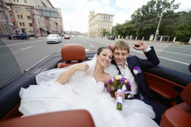 Arabaya sarılma Düğün çifti