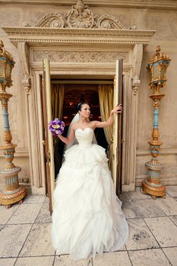 Güzel esmer gelin buket tutan