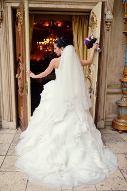 Güzel esmer gelin buket tutan