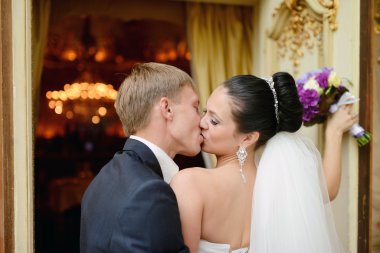 Güzel düğün çifti sarılma