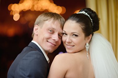 Güzel düğün çifti sarılma