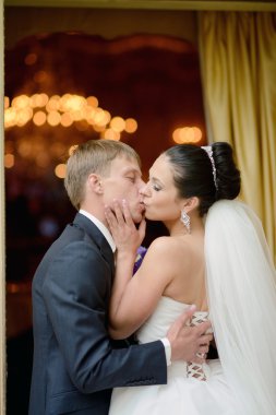 Güzel düğün çifti sarılma