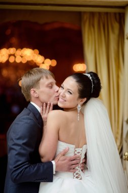 Güzel düğün çifti sarılma