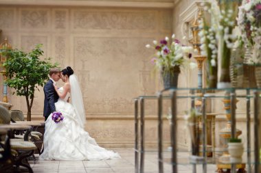 Güzel düğün çifti sarılma