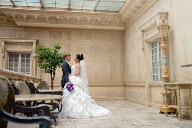 Güzel düğün çifti sarılma