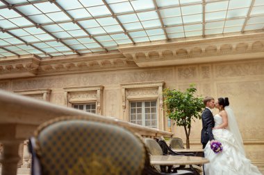 Güzel düğün çifti sarılma