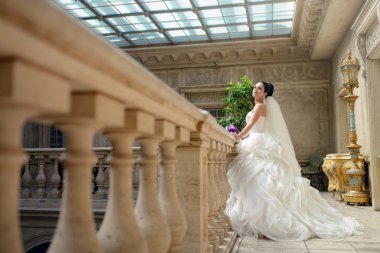 Güzel esmer gelin gelinlik