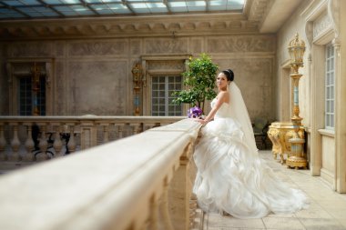 Güzel esmer gelin gelinlik