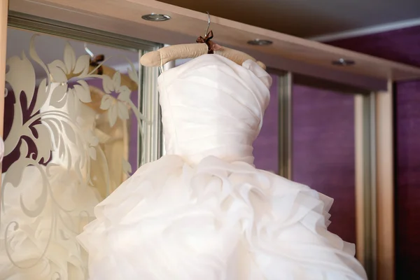 Piękna biała suknia ślubna — Zdjęcie stockowe