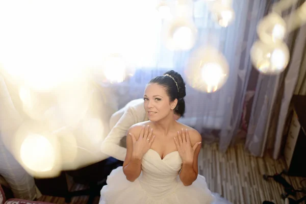 Brudtärna snörning brudklänning för bruden — Stockfoto