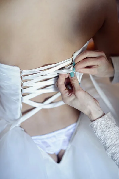 Damigella d'onore allacciatura abito da sposa per la sposa — Foto Stock