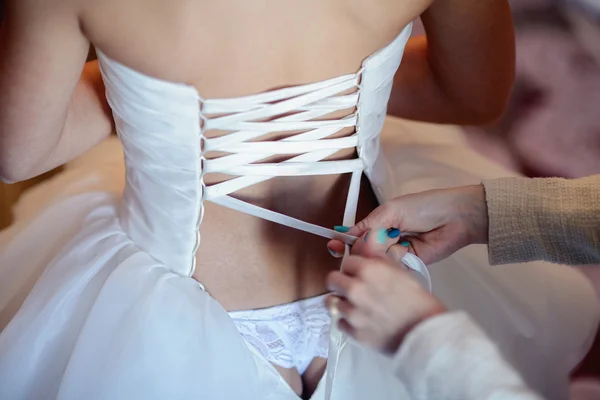 Damigella d'onore allacciatura abito da sposa per la sposa — Foto Stock