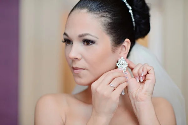 Krásná nevěsta na sobě šperky — Stock fotografie