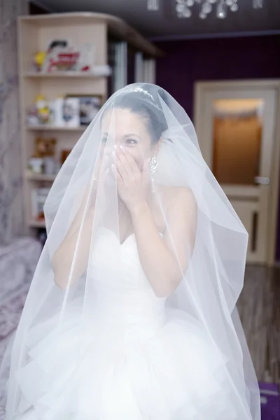 Krásná nevěsta v krajkový závoj — Stock fotografie