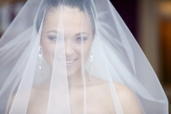 Schöne Braut im Spitzenschleier — Stockfoto