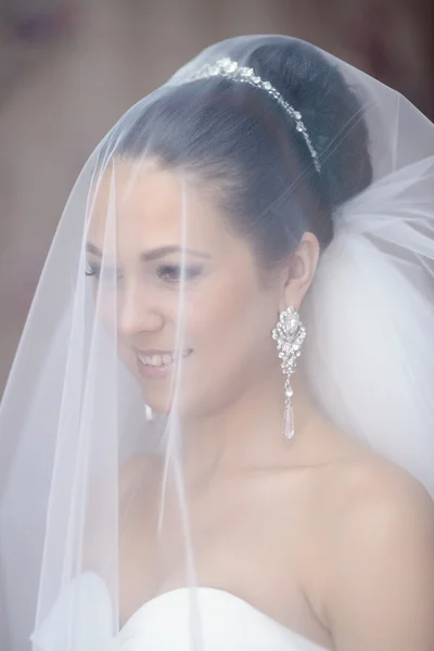 Krásná nevěsta v krajkový závoj — Stock fotografie