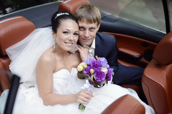Matrimonio coppia abbracciare in auto — Foto Stock