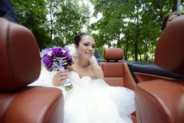 Krásná nevěsta v autě — Stock fotografie