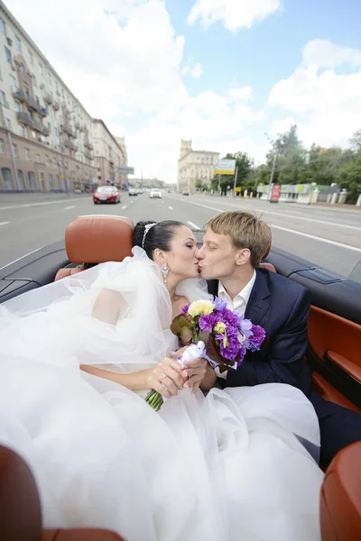 Matrimonio coppia abbracciare in auto — Foto Stock