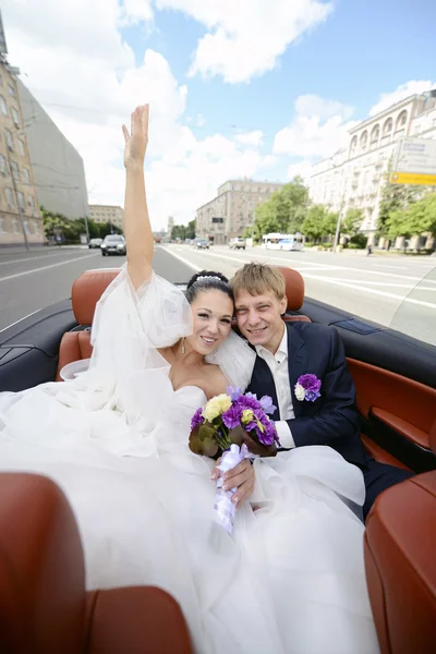 結婚式のカップルが車でハグ — ストック写真