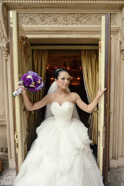 Bella sposa bruna che tiene bouquet — Foto Stock