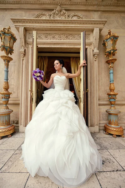 Schöne brünette Braut mit Blumenstrauß — Stockfoto
