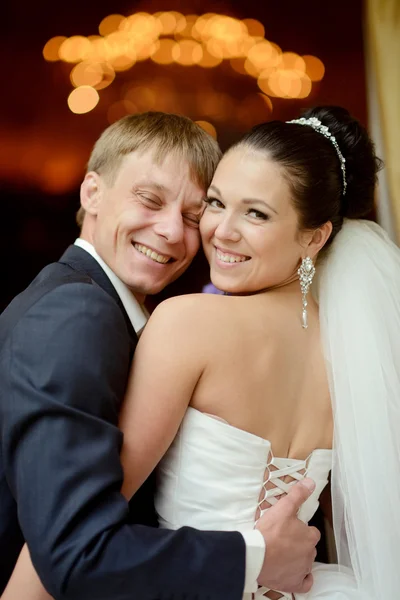 Mooie bruidspaar knuffelen — Stockfoto
