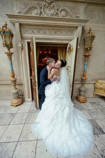 Bonito casamento casal abraçando — Fotografia de Stock