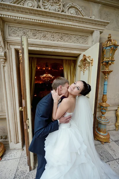 Bonito casamento casal abraçando — Fotografia de Stock