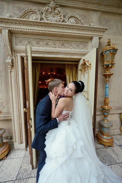 Bonito casamento casal abraçando — Fotografia de Stock