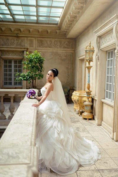Mooie brunette bruid in trouwjurk — Stockfoto